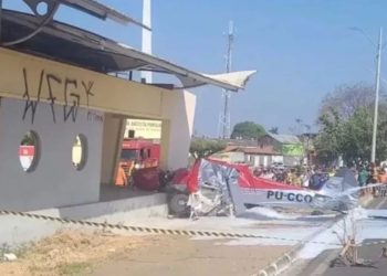 Avião cai e duas pessoas ficam feridas em capital nordestina 