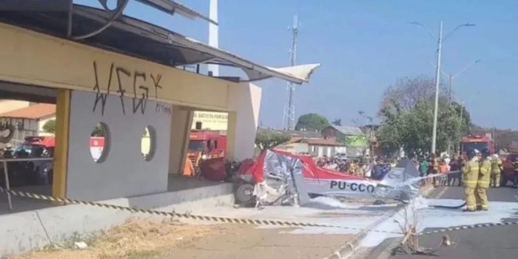 Avião cai e duas pessoas ficam feridas em capital nordestina 