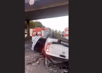 Caminhonete despenca de viaduto em Salvador; motorista saltou de veículo em movimento antes da queda