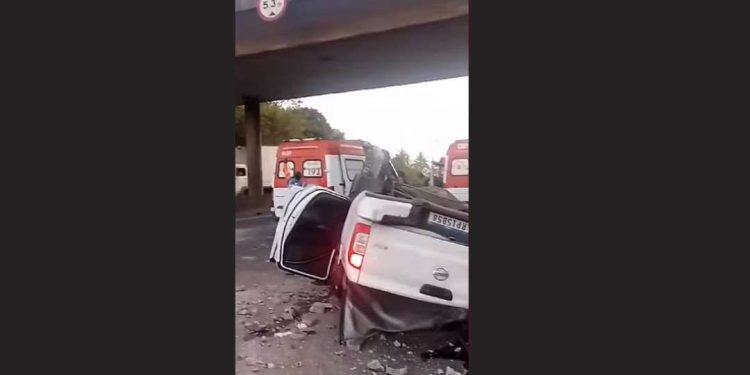 Caminhonete despenca de viaduto em Salvador; motorista saltou de veículo em movimento antes da queda
