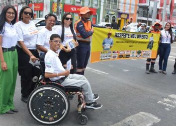 Feira: blitz educativa alerta para o respeito aos idosos e às pessoas com deficiência no trânsito