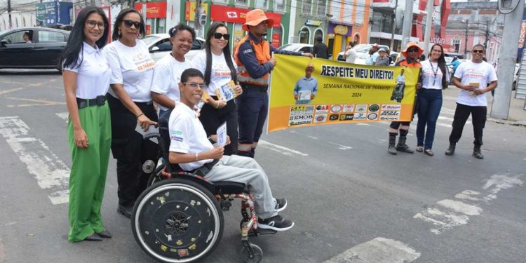 Feira: blitz educativa alerta para o respeito aos idosos e às pessoas com deficiência no trânsito
