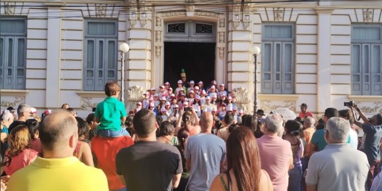 191 anos de Feira: Crianças cantam amor à cidade e iniciam Expedição Histórica na Prefeitura