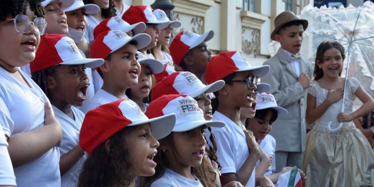 Cantata infantil nas escadarias da prefeitura celebra Aniversário de Feira de Santana