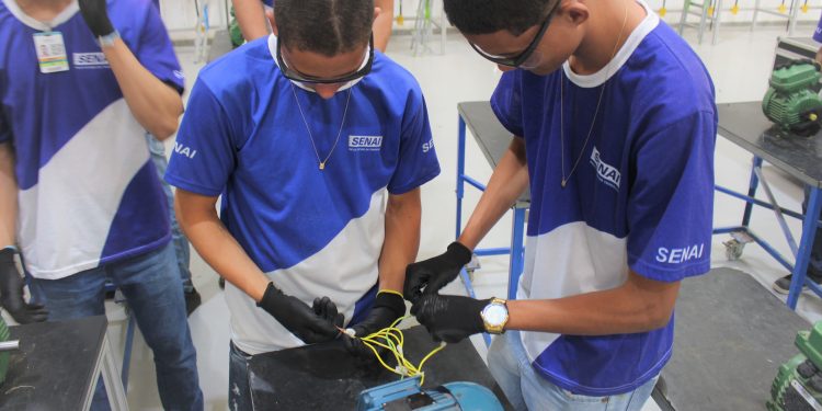 SENAI BAHIA oferece 297 vagas gratuitas de formação para jovem aprendiz