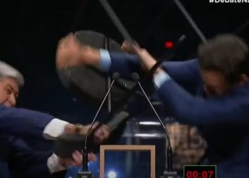 Datena agride Pablo Marçal com cadeirada durante debate em São Paulo