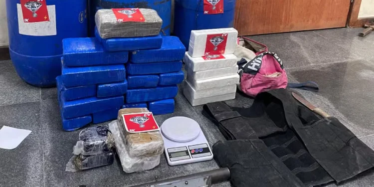 Submetralhadora e drogas são apreendidas em Feira de Santana
