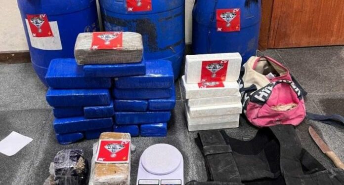 PM apreende arma de fogo e grande quantidade de maconha e cocaína em Feira de Santana