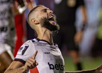 Vitória visita o Internacional em busca de consolidar bom momento na Série A e se afastar do Z-4