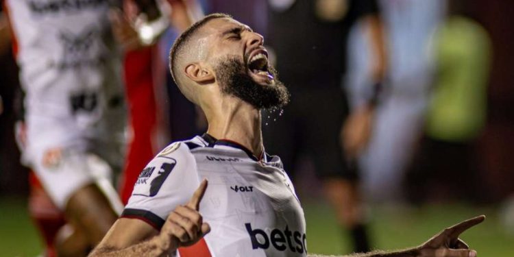 Vitória visita o Internacional em busca de consolidar bom momento na Série A e se afastar do Z-4