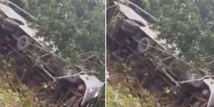 Ônibus cai de ribanceira e deixa quatro mortos na Bahia