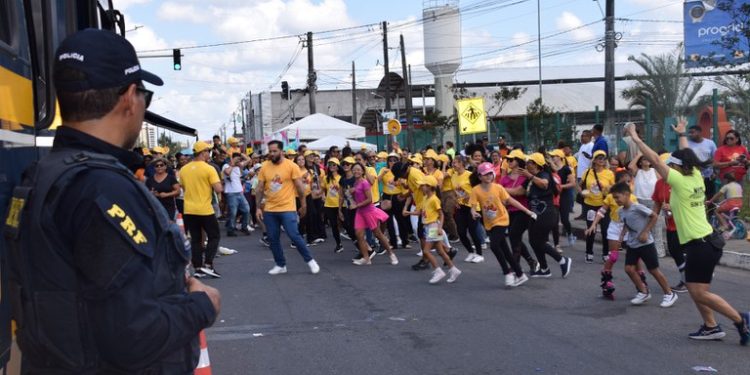 PRF realiza ações de conscientização no Projeto Rua Viva em Feira de Santana