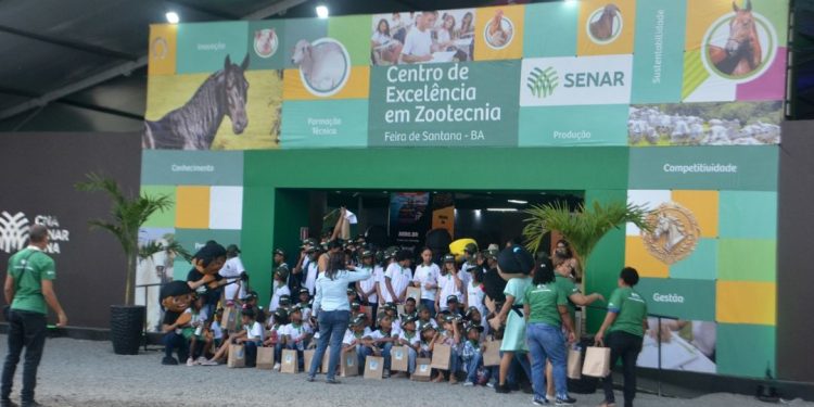 Expofeira 2024: Estudantes aprendem sobre agronegócio no estande do Senar