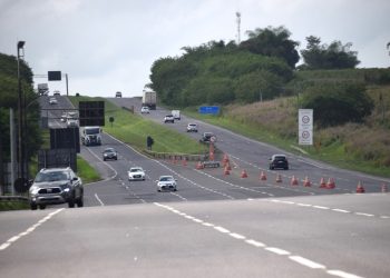 PRF informa desvio de tráfego em trecho da BR 324 para remoção de carreta neste domingo