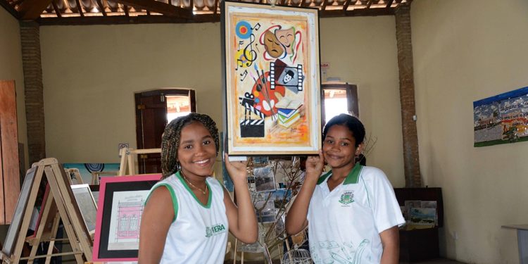Alunos da Escola Edelvira Oliveira visitam o Casarão Olhos D’Água para conhecer a história de Feira