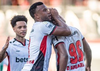 Vitória vence o Juventude e segue vivo no Brasileirão