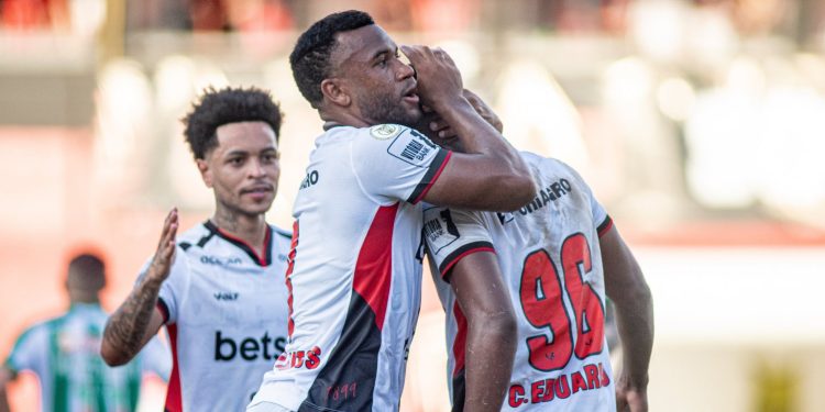 Vitória vence o Juventude e segue vivo no Brasileirão