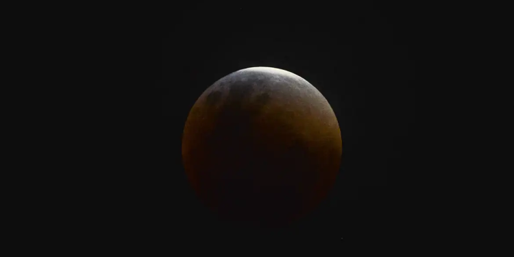Eclipse parcial da Lua acontece hoje