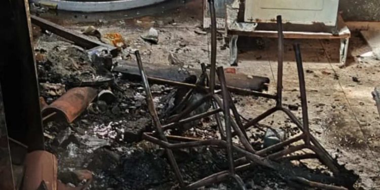 Homem ateia fogo na própria casa e é preso em Feira de Santana