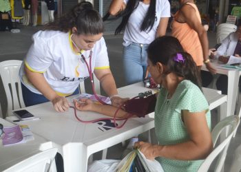 Outubro Rosa: Secretaria de Saúde leva cuidados para mulheres no Shopping Popular