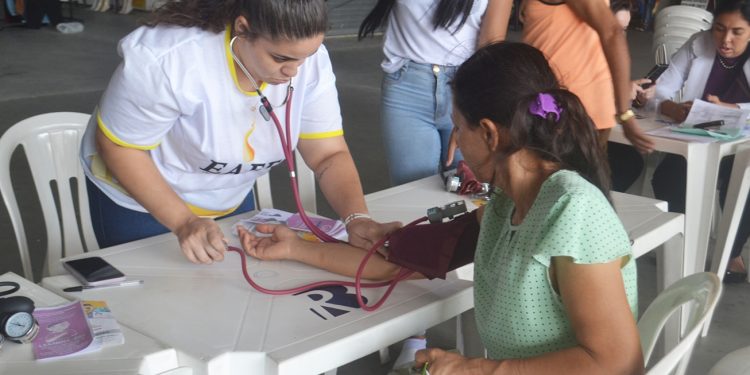 Outubro Rosa: Secretaria de Saúde leva cuidados para mulheres no Shopping Popular