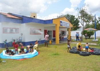 Escolas municipais celebram Dia das Crianças com banhos em piscinas plásticas e exercícios