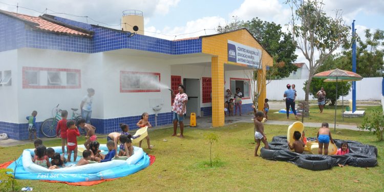 Escolas municipais celebram Dia das Crianças com banhos em piscinas plásticas e exercícios