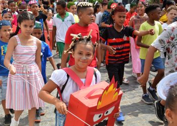 Festa do Cabelo Maluco toma conta das escolas municipais