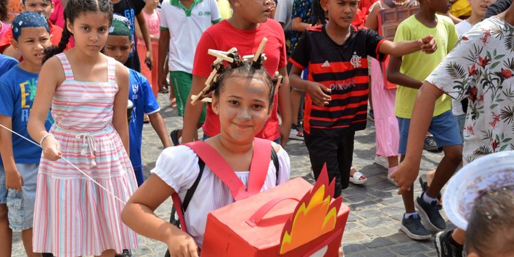 Festa do Cabelo Maluco toma conta das escolas municipais