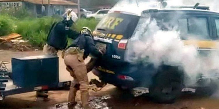 União é condenada a pagar mais de R$ 1 milhão à família de homem morto em viatura da PRF