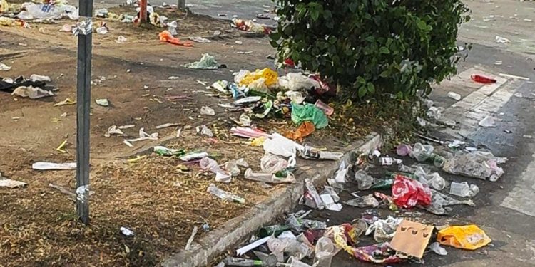 Operação de limpeza é deflagrada pela Prefeitura após show na Mangabeira