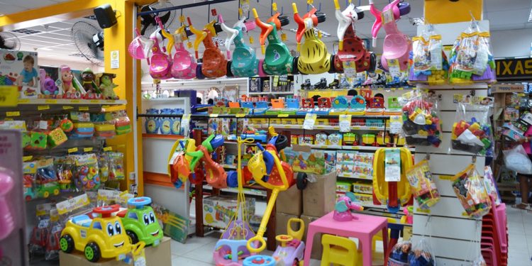 Procon fiscaliza lojas de brinquedos para o Dia das Crianças