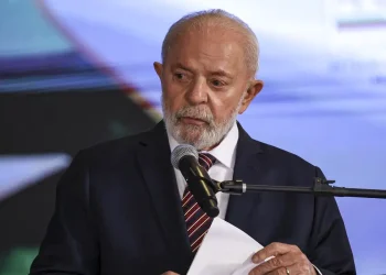 Lula cancela ida ao Brics na Rússia após sofrer acidente doméstico