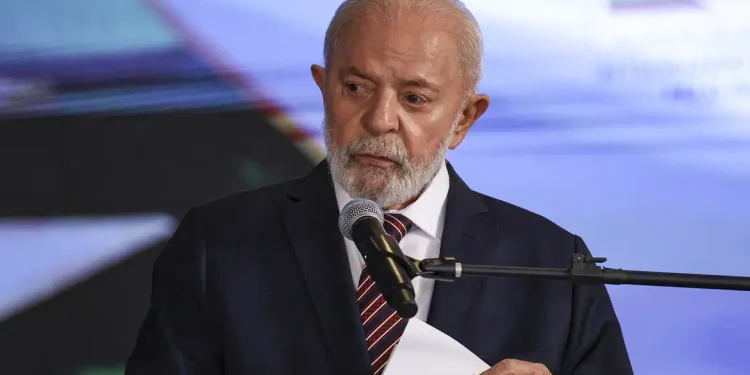 Lula cancela ida ao Brics na Rússia após sofrer acidente doméstico