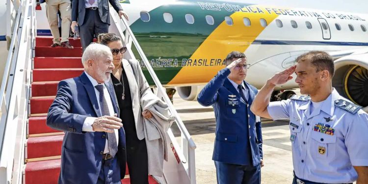 Lula desembarca em Brasília após problema com avião no México