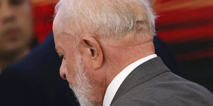 Lula vai a hospital e retira pontos de corte após queda