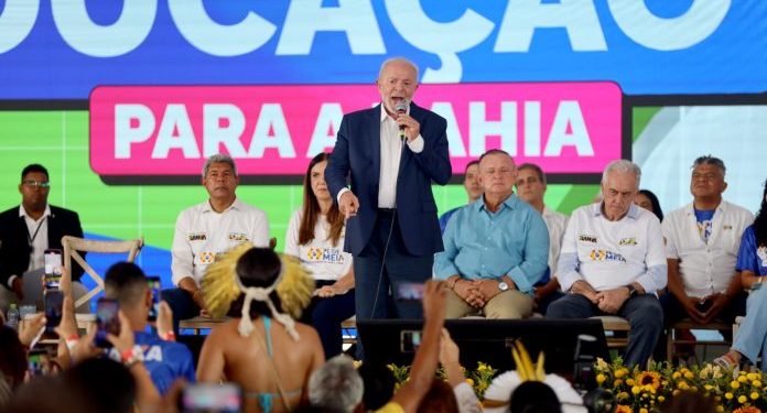 Lula anuncia na Bahia expansão do Programa Pé-de-Meia