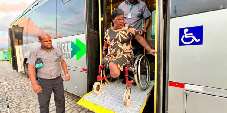 Semob e Empresa Rosa capacitam cadeirantes para o uso das plataformas de acessibilidade