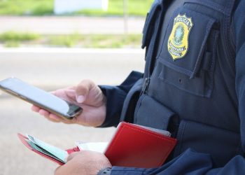 Motorista alega “mal-estar” e entrega direção à pessoa não habilitada