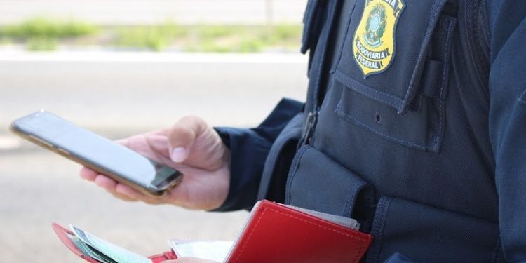 Motorista alega “mal-estar” e entrega direção à pessoa não habilitada