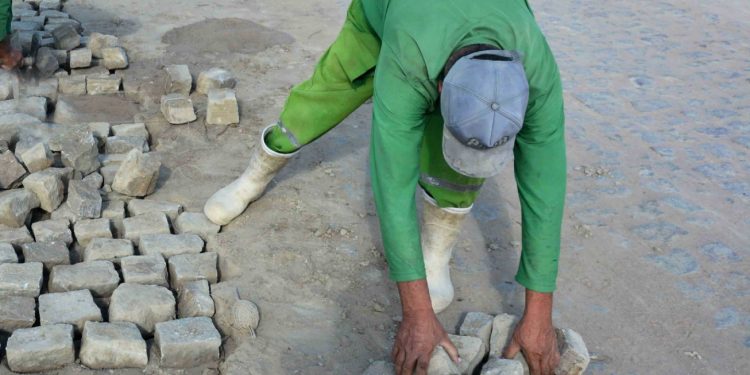 Pavimentação em cinco ruas e patrolamento de estradas nesta sexta-feira