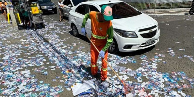 Feira: equipes de limpeza recolhem santinhos nas ruas no dia de eleição