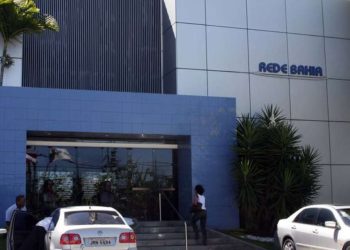 Carro da TV Bahia é roubado em Salvador e motorista abandonado em matagal