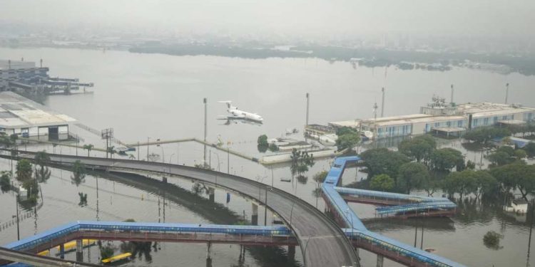 Após enchentes no RS, Aeroporto Salgado Filho reabre nesta segunda-feira
