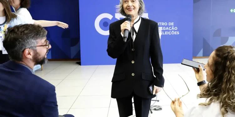 Cármen Lúcia promete pesquisa sobre motivos de abstenção