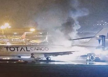 Avião faz pouso de emergência após pegar fogo em aeroporto