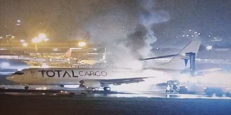Avião faz pouso de emergência após pegar fogo em aeroporto