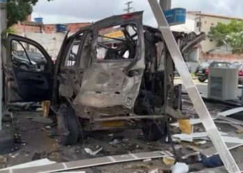 Carro fica destruído após explosão durante abastecimento de GNV na Bahia