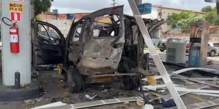 Carro fica destruído após explosão durante abastecimento de GNV na Bahia