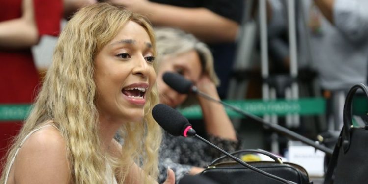 Fim da escala 6×1: PEC chega a 134 assinaturas e mais baianos assinam